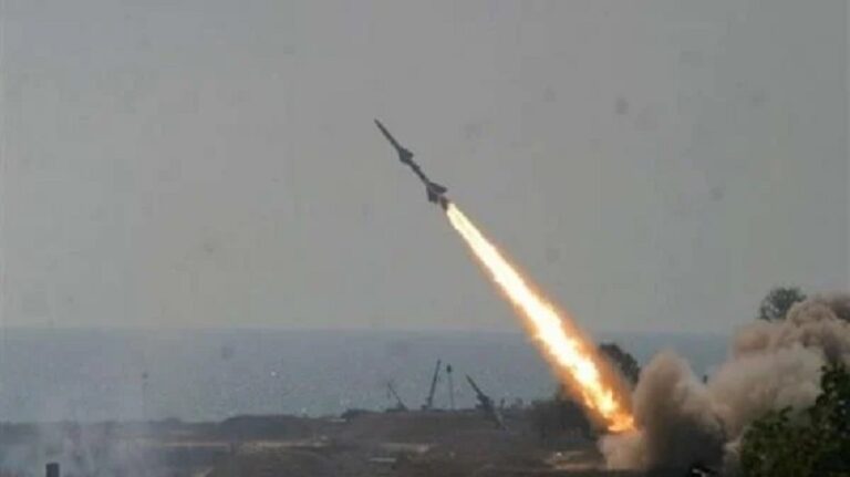 بالفيديو.. احتراق قاعدة “تل هشومير” بصواريخ من لبنان