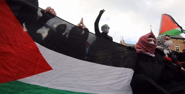 طرد ممرضة في نيويورك وصفت حرب “إسرائيل” في غزة بأنها “إبادة جماعية”