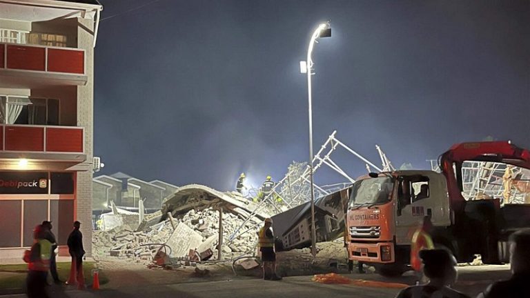 4 قتلى بانهيار مبنى قيد الإنشاء جنوب أفريقيا