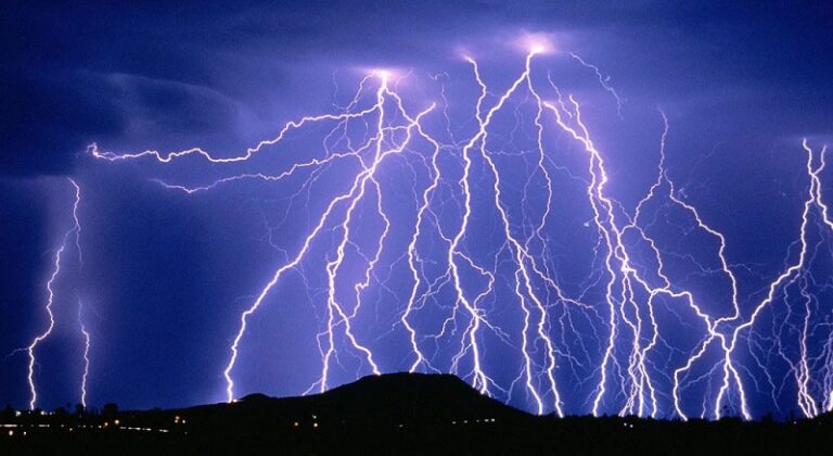 بالفيديو.. صاعقة تضرب 3 أطفال!