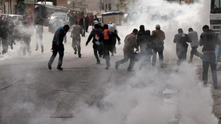 حالات اختناق بمواجهات مع الاحتلال في نابلس