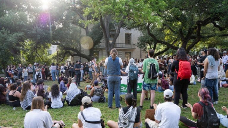 سائق يقتحم حشداً من المحتجين المؤيدين لفلسطين! (فيديو)