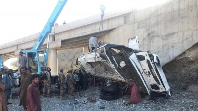 مقتل 27 شخصاً بسقوط حافلة ركاب في باكستان (فيديو)