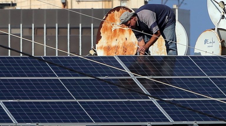 “حفظ الطاقة”: أولويّات أوروبيّة في بلد منهار