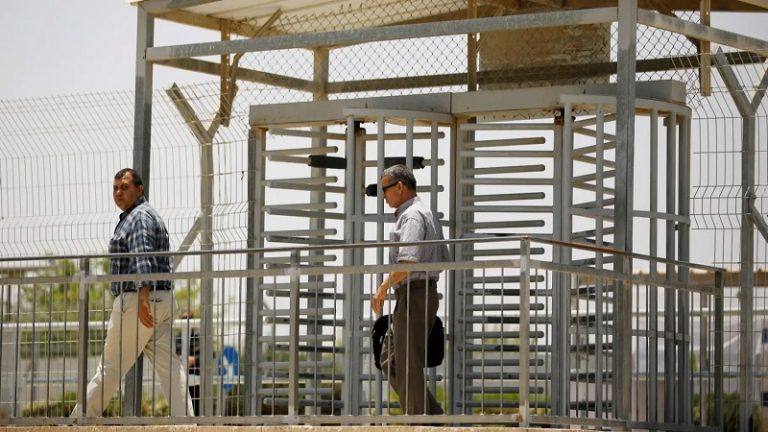 الاحتلال يفتح معبر “إيريز” لدخول المساعدات إلى غزة