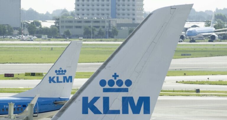 محرك طائرة يبتلع رجلاً في مطار أمستردام!