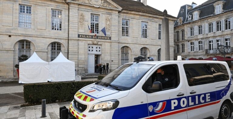 طالب يطعن معلمته في فرنسا!