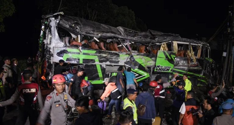 مقتل 11 شخصاً بحادثة تحطم حافلة في إندونيسيا