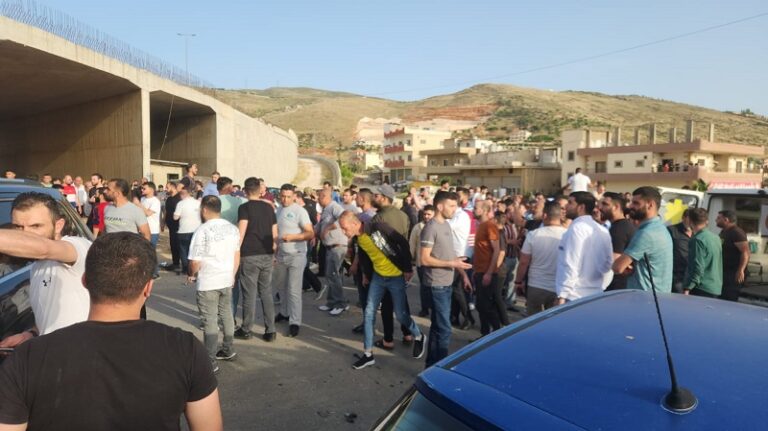 بالفيديو.. استهداف سيارة على طريق مجدل عنجر