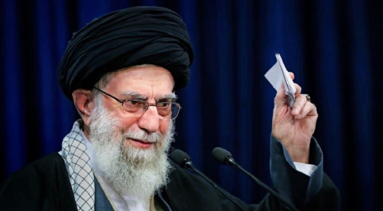 خامنئي: للنظر إلى التجارب الفاشلة للأنظمة التي تدعي الحرية