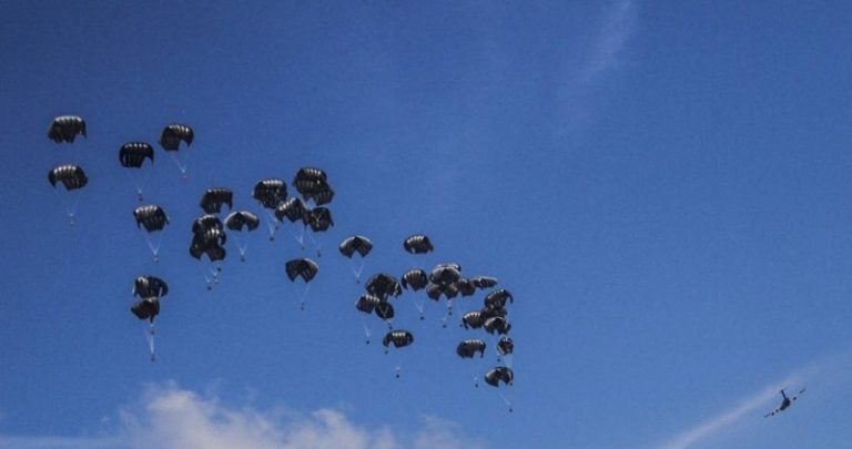 21 شهيداً بعمليات الإنزال الجوي الخاطئة للمساعدات