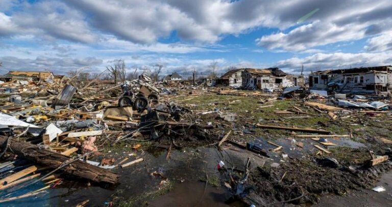 15 قتيلاً  بأعاصير جنوب الولايات المتحدة