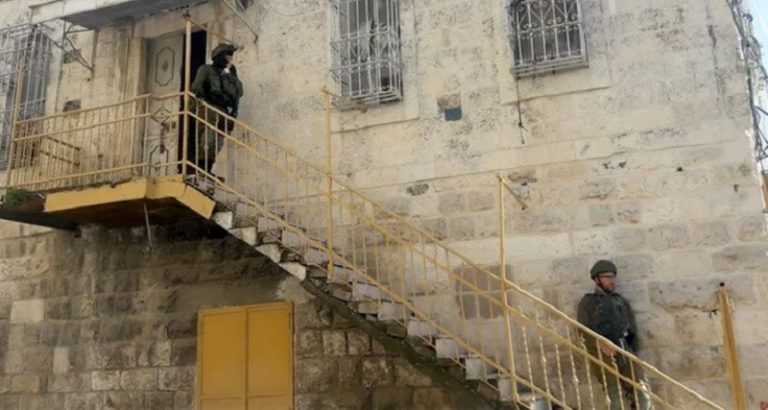 بلدية الخليل: “إسرائيل” تغلق مقرنا القديم للإستيلاء عليه