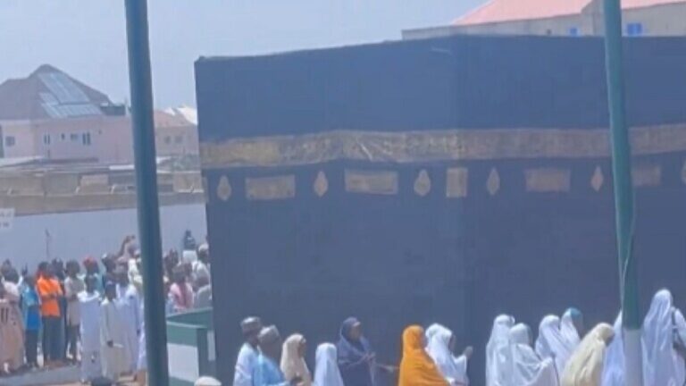مجسم للكعبة و”لبيك اللهم لبيك” في دولة أفريقية! (فيديو)