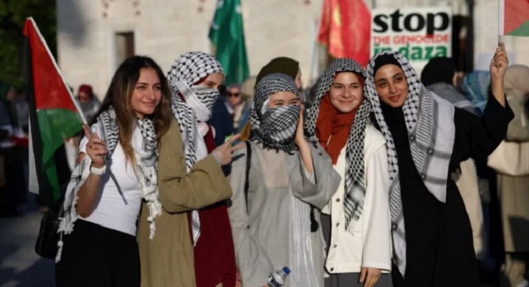 مسيرة في إسطنبول تطالب بالحرية لفلسطين