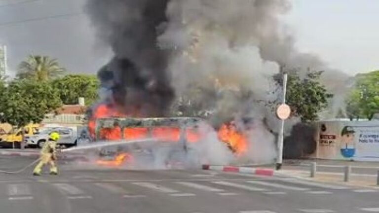 بالفيديو.. إصابة بانفجار حافلة في “تل أبيب”