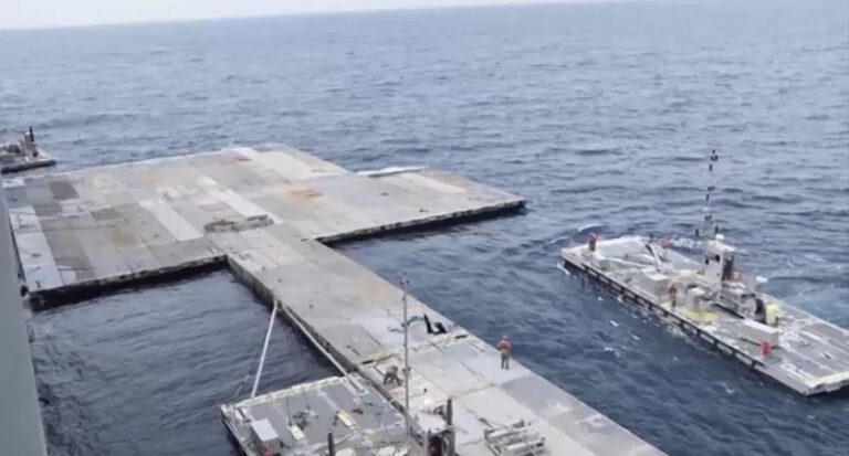 بالفيديو.. غرق جزء من الرصيف الأميركي العائم في غزة