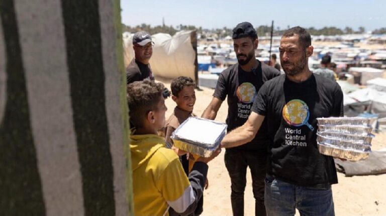 “المطبخ المركزي العالمي”: استشهاد أحد زملائنا بدير البلح