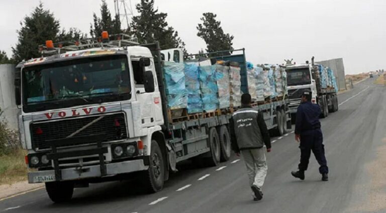 شاحنات مساعدات تدخل غزة عبر معبر كرم أبو سالم