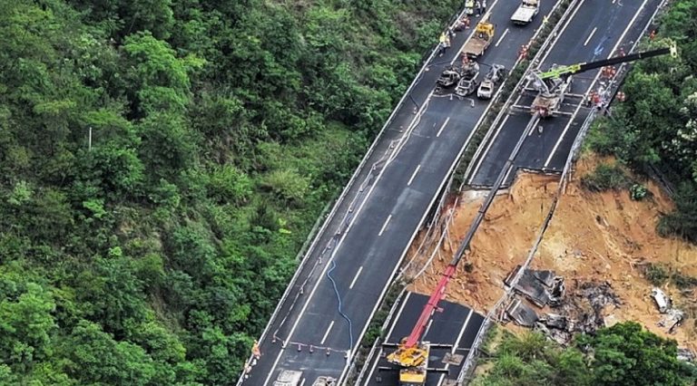 سائق شاحنة ينقذ السيارات من انهيار طريق سريع! (فيديو)