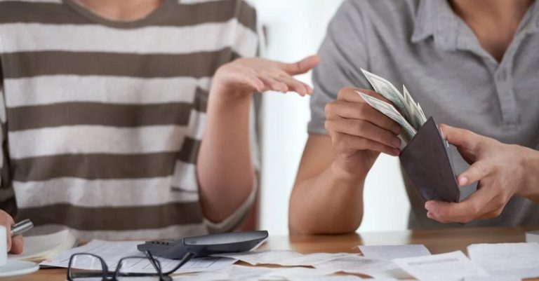 كيف نتعامل مع الزوج المسرف؟