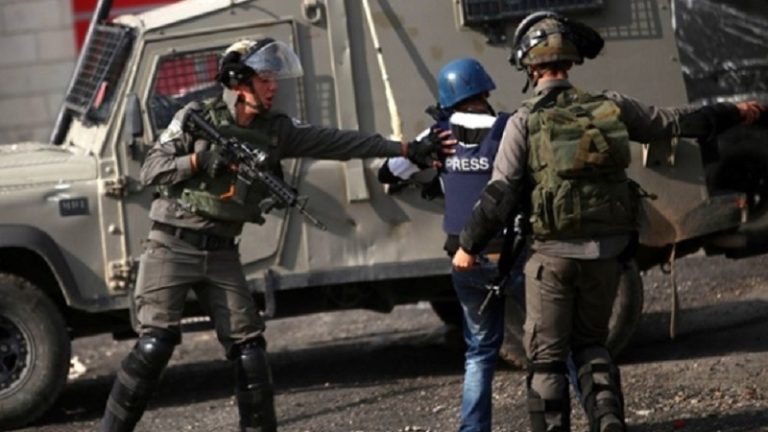 في يوم حرية الصحافة.. 53 صحافياً فلسطينياً معتقلاً