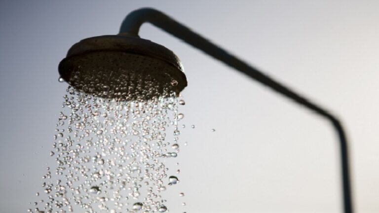 مخاطر استخدام رأس دش حمام متسخ!