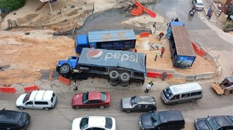 انقلاب شاحنة “PEPSI” عند مفرق كفرشيما