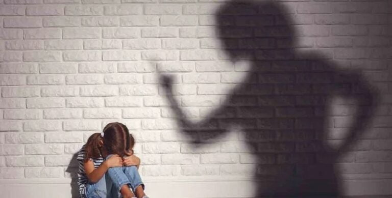 تعنيف طفلة من مدرّستها! (فيديو)