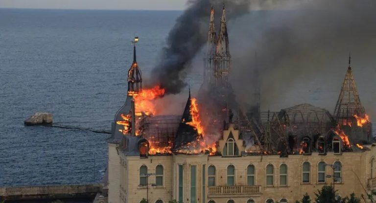 إصابات باستهدف ميناء أوديسا الأوكراني (فيديو)