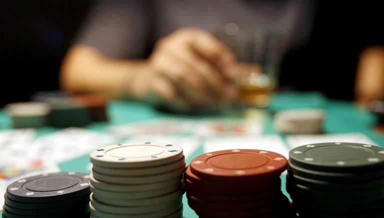 القمار غير الشرعي: تغطية حزبية وتبييض أموال عبر الـ”تيكتوك”