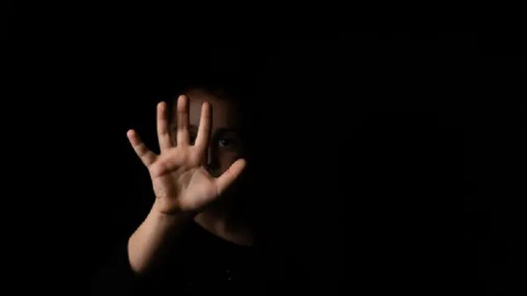 توقيف “مصمم أزياء” في قضية عصابة اغتصاب الأولاد