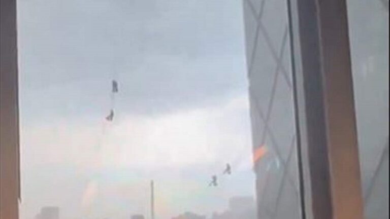 بالفيديو.. الرياح تدفع عمال عن مبنى شاهق!