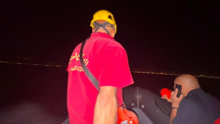 الدفاع المدني: إنقاذ مواطن مقابل الشاطئ بين الضبيه وانطلياس (صورة)