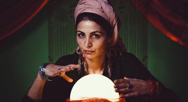 عرافة “تستحضر” روح والد رئيس بلدية مدينة فرنسية.. مقابل “مساعدات”!