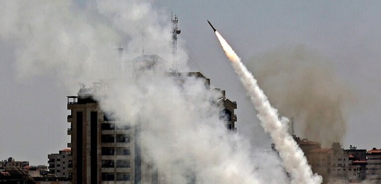 إعلام العدو: صواريخ على “تل أبيب” (صور)