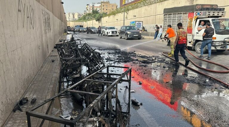 إخماد حريق شاحنة تحمل دراجات نارية على طريق انفاق المطار (فيديو)