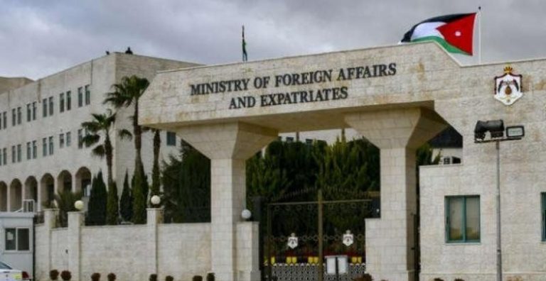 “الخارجية الأردنية” تدين إعتداء مستوطنين على “الأونروا” في القدس