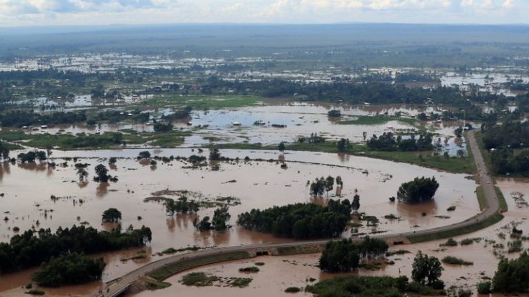 228 ضحية في فيضانات كينيا (فيديو)