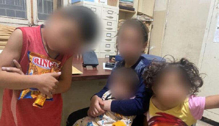 أب يرمي أولاده الأربعة عند مستديرة الليلكي! (صور)