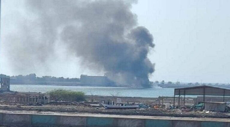 6 غارات أميركية بريطانية على مطار الحديدة