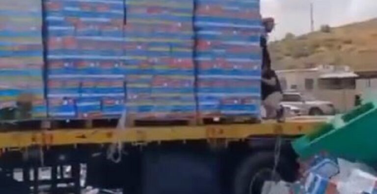 مستوطنون يحرقون شاحنات مساعدات وينهبونها في طريقها إلى غزة (فيديو – صورة)