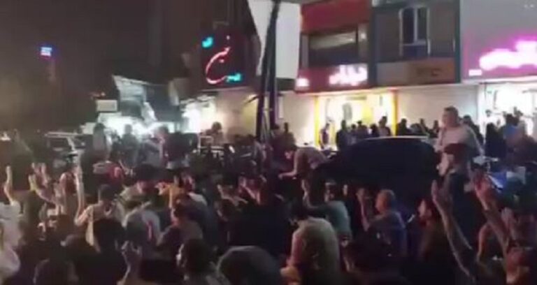 بالفيديو.. آلاف الإيرانيين يتجمعون في طهران للدعاء لرئيسي