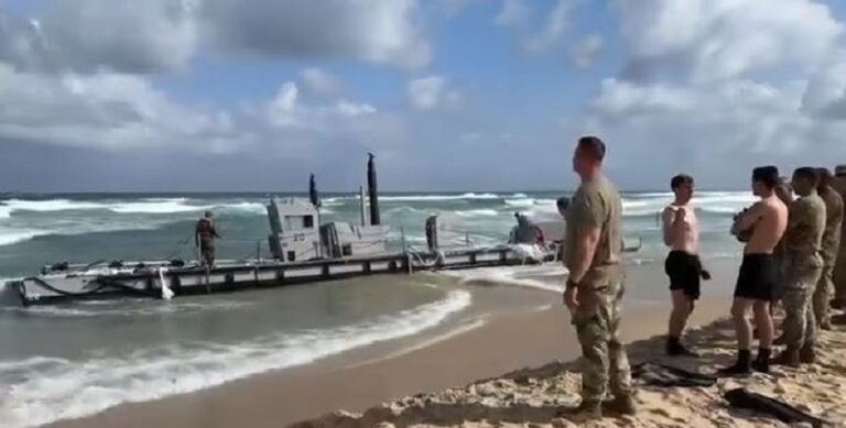 بالفيديو.. الأمواج تجرف جزءاً من الرصيف العائم قبالة غزة