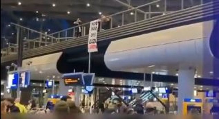 بالفيديو.. من مطار أمستردام في هولندا: نحن متورطون بالإبادة الجماعية!