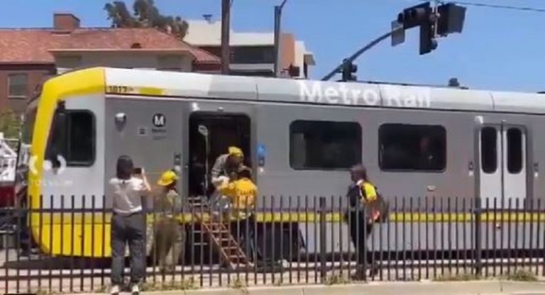 بالفيديو.. 55 جريحاً باصطدام حافلة بقطار في أميركا