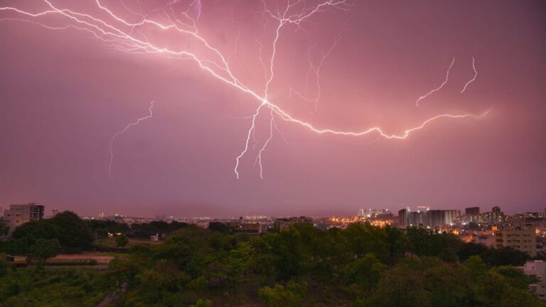 مقتل 14 شخصاً بالعواصف الرعدية في الهند