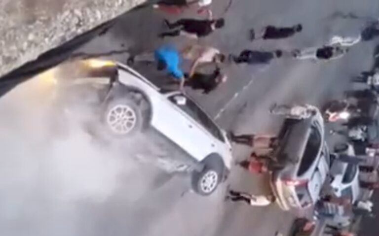 انقلاب سيارة في بيروت (فيديو)   