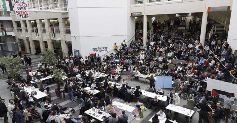 إخراج الطلاب المؤيدين لفلسطين من جامعة جنيف في سويسرا