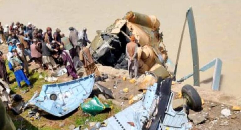 مصرع شخص وإصابة 12 آخرين بتحطم مروحية في أفغانستان